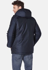 Marineblaue Kapuzenjacke aus glattem, isoliertem Material. Verfügt über einen Reißverschluss und Druckknöpfe, mit einem schlichten Design und einer normalen Passform.