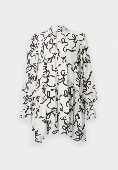 Bluză albă cu model abstract în dungi negre, mâneci lungi cu manșete elastice, închidere cu nasturi și un design lejer, stratificat.