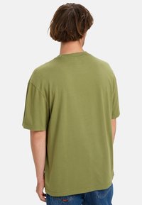 Olive green short-sleeve t-shirt with crew neckline, relaxed fit, and smooth texture. Features a plain design without additional patterns.