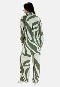 Elara SET - Pantaloni - grün