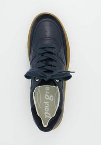 Sneaker in pelle blu con punta rotonda, pannelli laterali testurizzati e chiusura con lacci piatti. Suola in gomma marrone chiaro con loghi discreti sulla soletta.