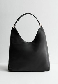 Bolso de hombro de cuero negro con una textura suave, silueta curvada y un asa redondeada. Los acentos de hardware dorado realzan el diseño.