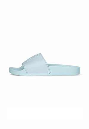 Sandale slide bleu clair avec une bride large et lisse et une semelle plate, vue de profil sur fond blanc.