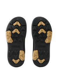 Czarne gumowe podeszwy butów z wyżłobionymi wzorami i żółtymi akcentami. Projekt zawiera liczne wypustki zwiększające przyczepność.