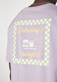 Denim Project JOHNNY´S BURGERS TEE - Marškinėliai su spaudiniu - lavender aura