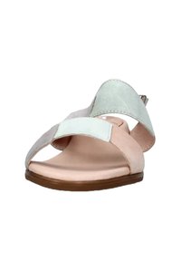 Sandali aperti con cinturini in suede rosa pallido e verde menta, suola piatta marrone e un design semplice con hardware ridotto al minimo.