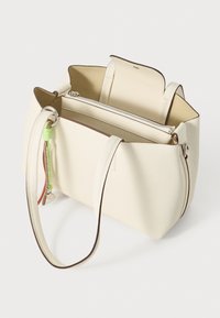 Borsa a tracolla in pelle bianca con texture, chiusura con zip, apertura superiore e due manici corti. Presenta un accento verde e rifiniture marroni. L'interno è color beige.