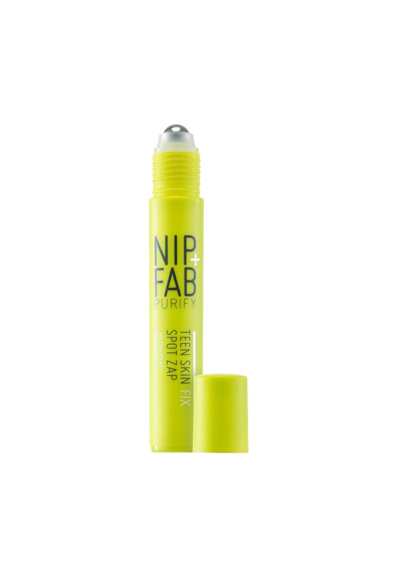NIP+FAB Teen Skin Fix Spot Zap in un brillante tubo giallo, di forma cilindrica con una punta a sfera argentata, tappo rimosso per accedere all'applicatore.