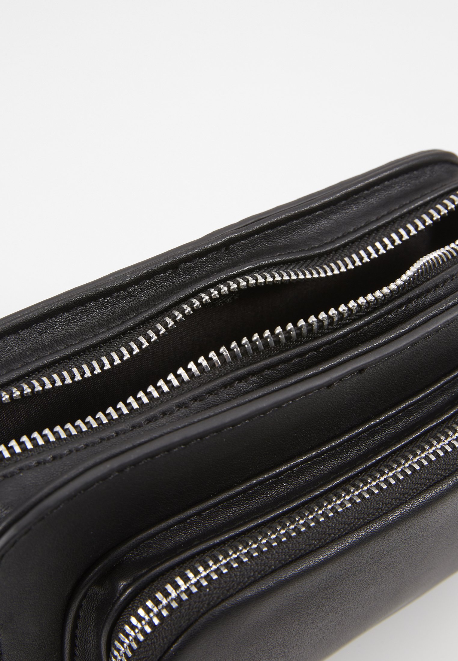 Pieces PCEMSA CROSS BODY Skulderveske blacksilver Pieces PCREV CROSS BODY Håndveske blacksilver Zalando.no
