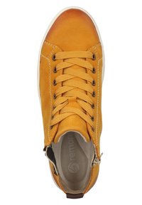 Zapatillas de piel amarilla con puntera redonda, cierre de cordones en la parte frontal y un diseño de perfil bajo. Presenta una parte superior texturizada y acentos en la suela de contraste.