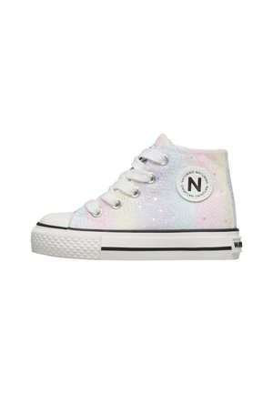 Sneaker high-top con suola bianca e lacci, tomaia glitterata arcobaleno pastello e patch logo rotondo sul lato alla caviglia.