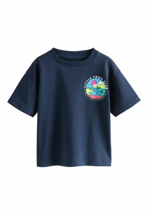 Marineblå bomulds-T-shirt med korte ærmer, med et rundt, flerfarvet motiv med træer og en flod, teksten lyder "Little Trail Club."