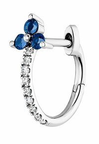 Pendiente de aro de plata con tres piedras azules en la parte superior y una fila de piedras transparentes a lo largo del borde del aro. Textura suave, forma redondeada.