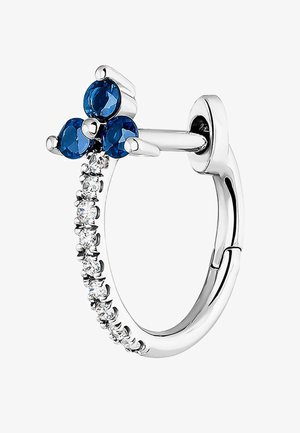 Pendiente de aro de plata con tres piedras azules en la parte superior y una fila de piedras transparentes a lo largo del borde del aro. Textura suave, forma redondeada.