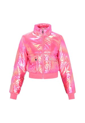 Rövidített puffernadrág fényes, irizáló rózsaszín anyagból. Magas gallér, elülső cipzár és két patentgombos zseb található rajta. Simább textúra.