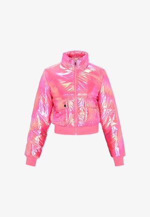 Rövidített puffernadrág fényes, irizáló rózsaszín anyagból. Magas gallér, elülső cipzár és két patentgombos zseb található rajta. Simább textúra.