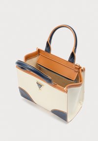 Τσάντα χειρός σε κρεμ, καφέ και ναυτικό μπλε δέρμα. Διαθέτει δύο λαβές, φερμουάρ και εσωτερική τσέπη. Χρυσή λεπτομέρεια με λογότυπο στο μπροστινό μέρος.