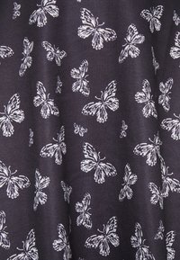 Tecido preto com estampado de borboletas brancas, apresentando diversas tamanhos e estilos de borboletas distribuídas pela superfície em um padrão repetido.