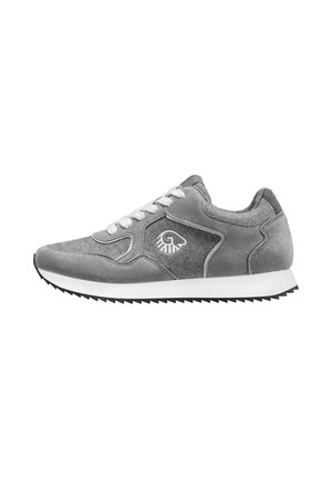 Grauer Wildleder- und Stoffsneaker mit weißen Schnürsenkeln, weißer Sohle, schwarzer Laufsohle und kleinem weißem Logo an der Seite.
