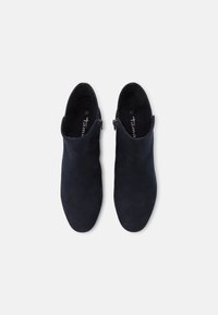 Navyblaue Wildleder-Stiefeletten mit glatter Textur, einem schlupfdesign und einem seitlichen Reißverschluss. Größe 37 im Inneren markiert.