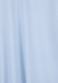 Tissu bleu clair avec fines rayures blanches verticales, plié délicatement.