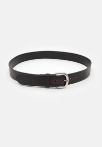 Cintura in pelle nera con una texture liscia, dotata di una fibbia in metallo argentato e un design semplice. Include più fori per la regolazione.