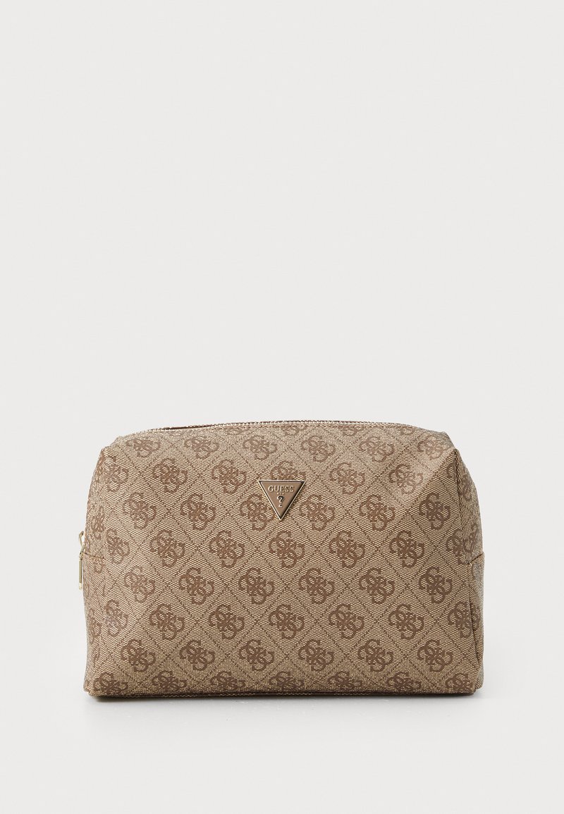 Borsa cosmetica marrone con superficie in canvas testurizzato, che presenta un motivo con logo su tutta la superficie e un accento metallico a forma di triangolo sul davanti.