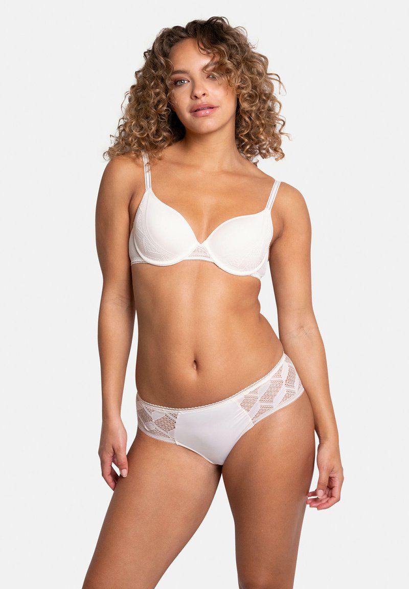 Weißes Lingerie-Set mit einem glatten, leicht gepolsterten BH mit Spitzenverzierungen und passenden Bikinis, die ein geometrisches Spitzenmuster zeigen.