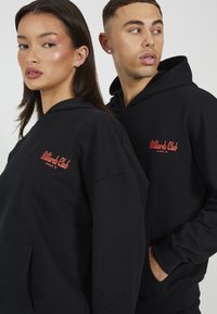 Μαύρες φούτερ από συνθετικό βαμβάκι. Στο μπροστινό μέρος διαθέτει κέντημα "Billiards Club" σε κόκκινο χρώμα. Έχει τσέπη καγκουρό και ριμπ μανίκια.