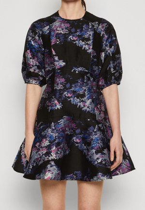 Robe fleurie avec une base noire, ornée de motifs violets, bleus et roses. Les manches ballons et la jupe évasée créent une silhouette structurée.
