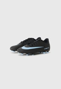 Svarte fotballsko med en glatt overdel, lyseblå swoosh, svarte lisser og lyseblå pigger på sålen. Designet for ytelse og grep.