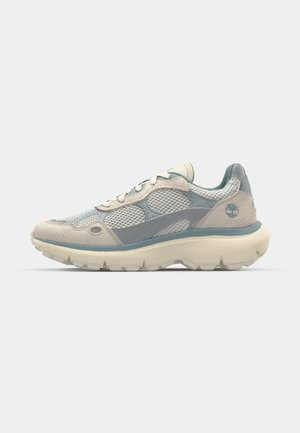Lette sneakers med mesh-overdel i nyanser av beige og lyseblå, med en tykk såle og fremtredende logo på hælen.