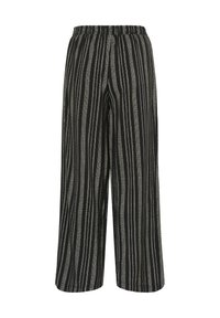 Pantalon noir à jambes larges avec fines rayures blanches verticales et taille élastique.