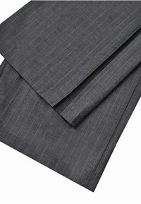 Pelēka svītraina auduma, trīs slāņi, gluda tekstūra, ar smalkām vertikālām līnijām gaišākā pelēkā krāsā uz tumša fona.