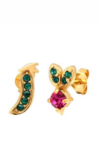 Boucles d'oreilles dorées ornées d'une pierre verte dans un design en forme courbe, avec une pierre rose contrastante dans un style floral.