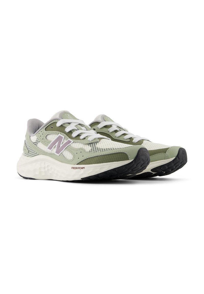 Grüne und weiße Laufschuhe mit einem luftigen Obermaterial aus Mesh, strukturierten Akzenten, strukturiertem Sohlenprofil und einem auffälligen "N"-Logo an der Seite.