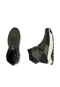 Bottes de randonnée vertes en combinaison de suède et de mesh, avec des accents noirs, des semelles blanches épaisses et des lacets à motif.