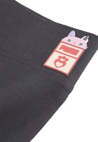 Donkergrijs sweatshirtmateriaal met een roze kat-thema label met het "PUMA" logo en pootafdruk, gestikte details langs de rand.