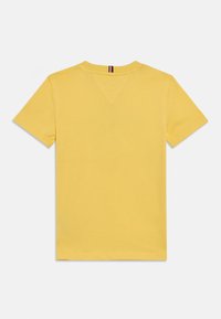 Κίτρινη βαμβακερή κοντομάνικη μπλούζα, με κλασικό στρογγυλό λαιμό και μια μικρή ριγέ λεπτομέρεια στο πίσω μέρος του λαιμού. Λείο ύφασμα.