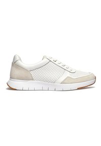 Witte sneaker met een suède accent, geperforeerde zijkanten voor ademend vermogen en een flexibele rubberen zool, met een vetersluiting aan de voorkant.