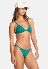 Set di bikini turchese con top a triangolo e spalline sottili, abbinato a slip brasiliani. Tessuto morbido, design minimalista, senza fantasie.