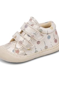 Scarpa dorata metallica con motivi floreali in colori pastello, dotata di due cinturini in Velcro, suola in gomma e design a punta rotonda.