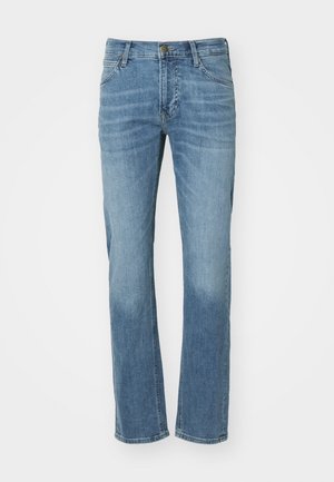 Vaaleansiniset farkut suoralla lahkeella, joissa on etutaskut, napitus ja hienovaraisia haalistumia reisissä.