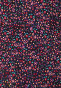 Tissu à motif floral présentant de petites fleurs colorées en rouge, rose et bleu sur un fond noir avec une finition texturée.