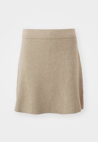 Una mini gonna a maglia beige con una texture liscia, forma svasata e una semplice vita. Nessun motivo visibile o dettagli in metallo.