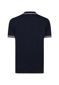 Navyblaue Polohemd mit kurzen Ärmeln, mit einem kontrastierenden weißen Kragen und Ärmelabschlüssen, aus weichem Material mit strukturiertem Finish.