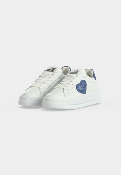 Baskets en cuir blanc avec semelles épaisses, décor en forme de cœur bleu sur les côtés, languettes bleues au talon et inscription "LOVE MOSCHINO" sur la languette.