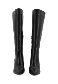 Stivali in pelle nera al ginocchio con punta affusolata, texture liscia e tacco leggero, caratterizzati da una silhouette elegante e hardware minimal.