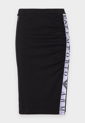 Schwarzer figurbetonter Bleistiftrock mit seitlichem Einsatz, der den Schriftzug "EA7 Emporio Armani" und ein Logo in Weiß und helllila Streifen zeigt.