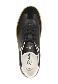 Schwarze Ledersneaker mit Wildlederelementen, runde Zehenpartie, flache Schnürsenkel und einer Sohle aus Gummirubber. Verfügt über weiße Nähte und ein Logo auf der Innensohle.